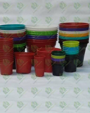 Distintos tamaños y colores de maceteros redondos de plástico rígido liso